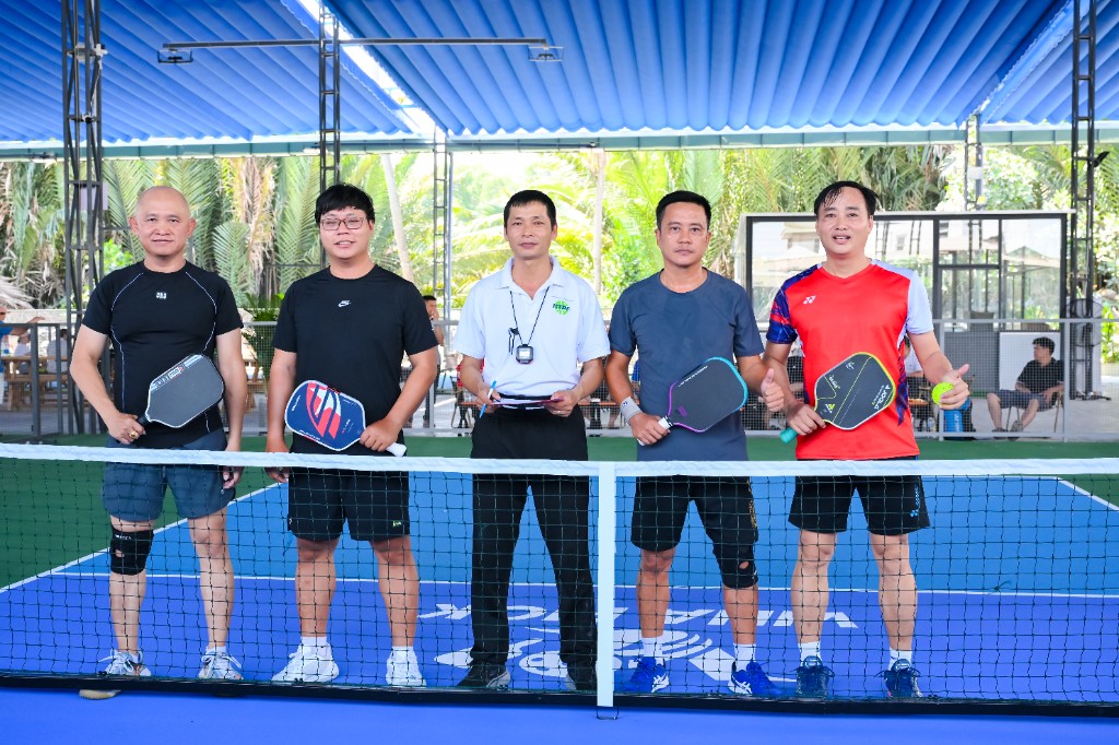 Thi đấu pickleball